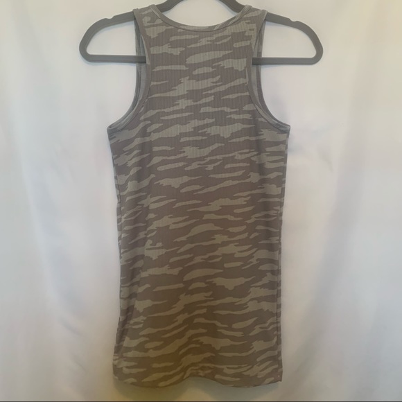 Under Armour Ribbed Heat Gear Tank - Picture 2 of 4